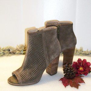 LUCKY BRAND 6M Lakyn Lasercut Open Toe Booties Taupe 3.5" Stacked Wood Heel